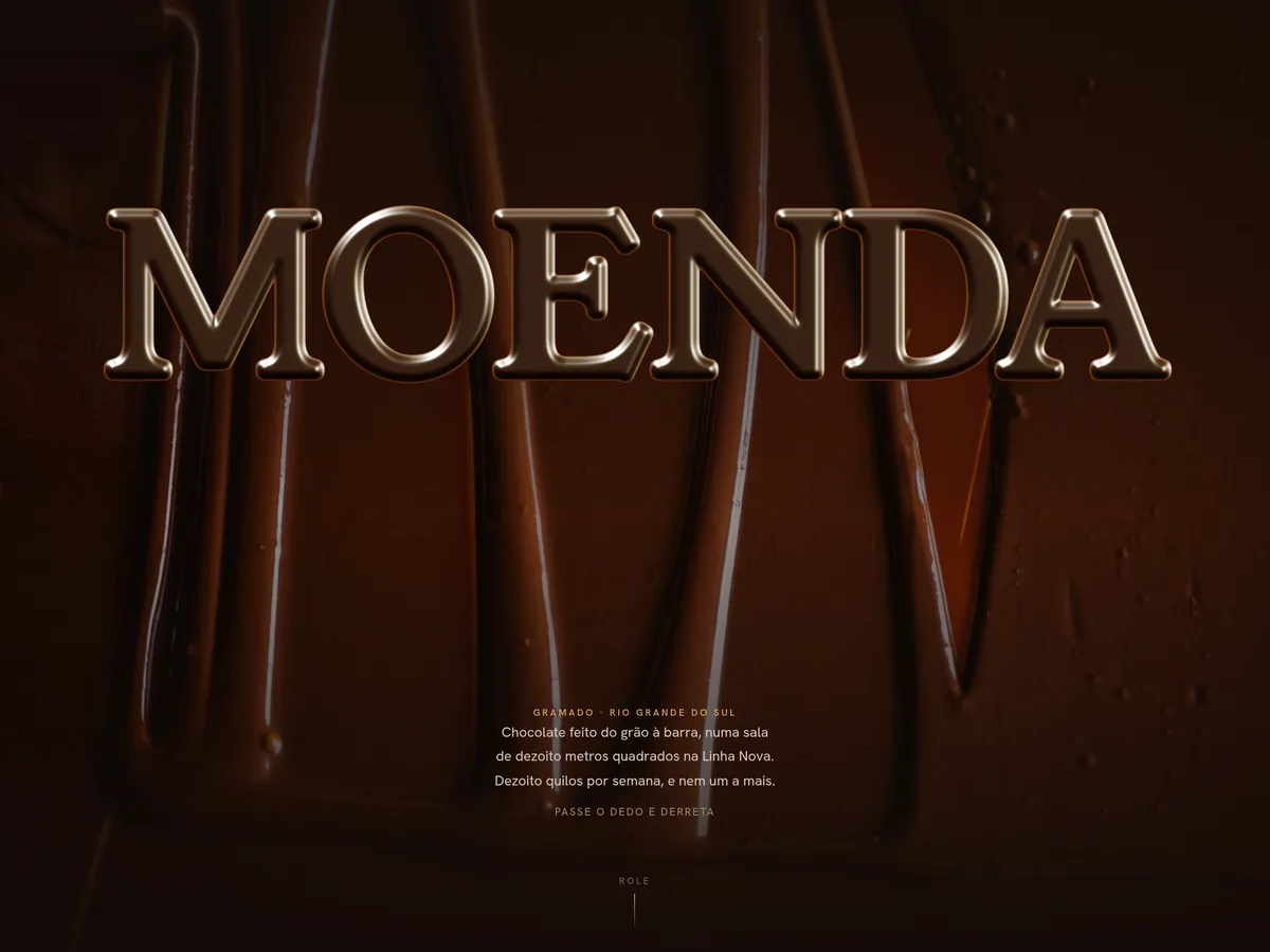 Marca Moenda em chocolate sobre fundo escuro